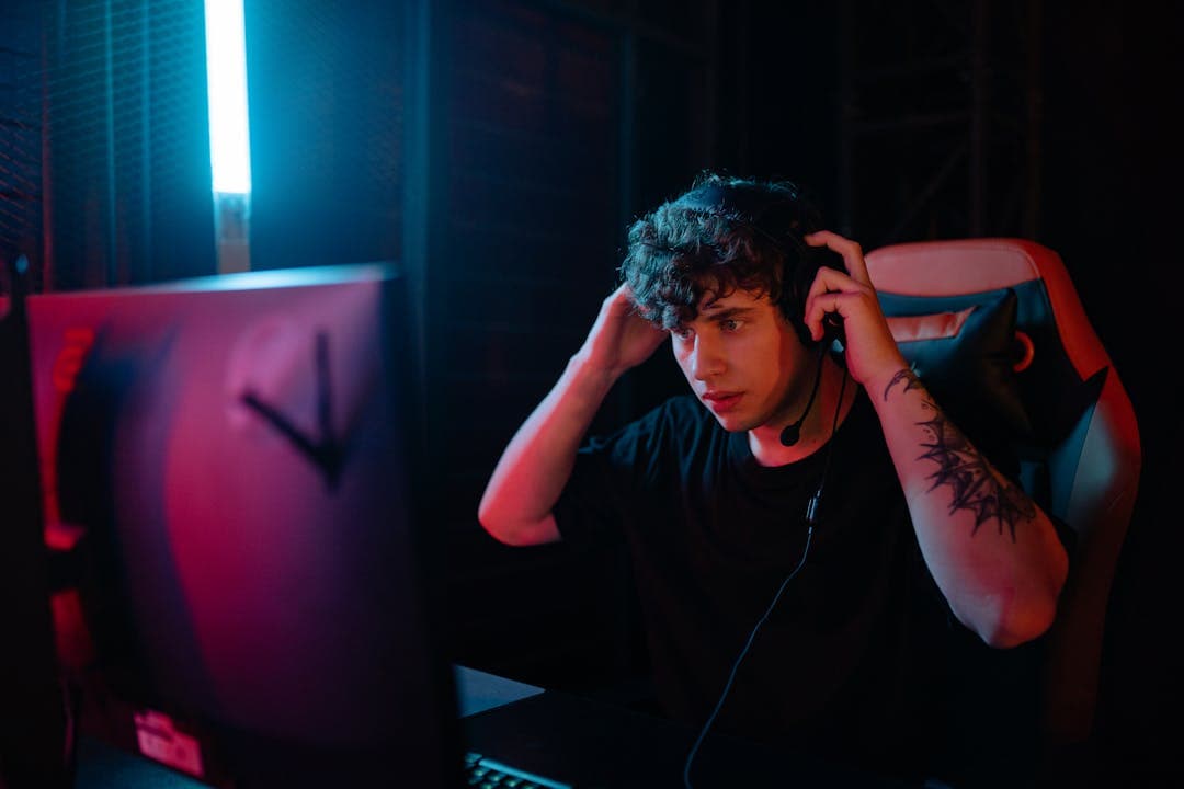 Gamer mit Headset vor dem Bildschirm